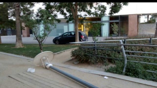 Una farola diseñada por Enric Miralles, rota y en el suelo / Plataforma Diagonal Mar