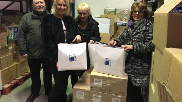 Emilia Català, Xavier Périz y otros voluntarios de la Asociación Cívica La Nau, junto a las 'bolsas de autoestima' en la sede de la entidad / XAVIER ADELL