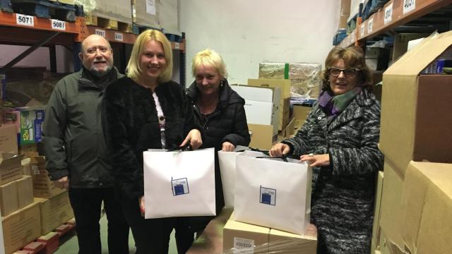 Emilia Català, Xavier Périz y otros voluntarios de la Asociación Cívica La Nau, junto a las 'bolsas de autoestima' en la sede de la entidad / XAVIER ADELL