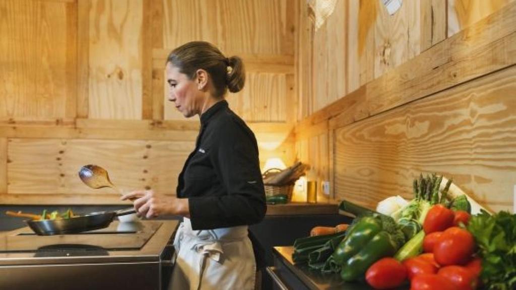 Ada Parellada cuinant al restaurant Semproniana / RAÚL MELLADO