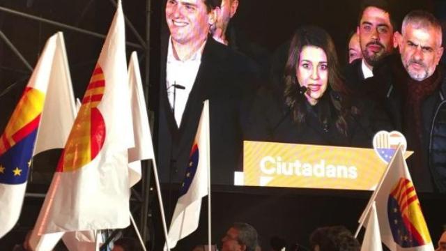 Lleno en la plaza de España para aplaudir a Albert Rivera e Inés Arrimadas (Cs)_570x340