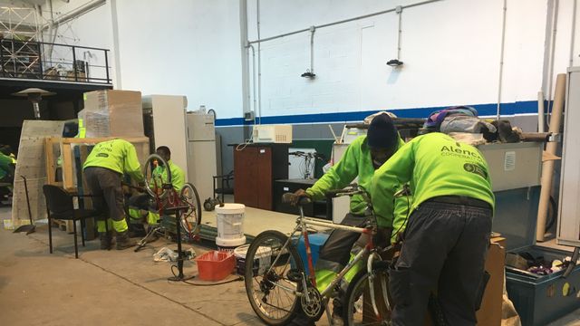 Integrantes de la cooperativa reparando bicicletas de uso interno / AO