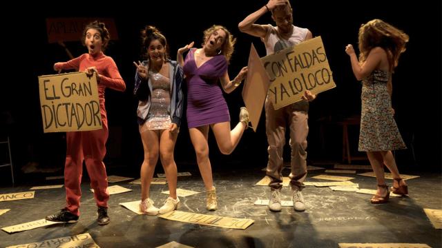 El teatro Tantarantana acoge de nuevo 'Los bancos regalan sandwicheras y chorizos' / CECIMONTOBBIO