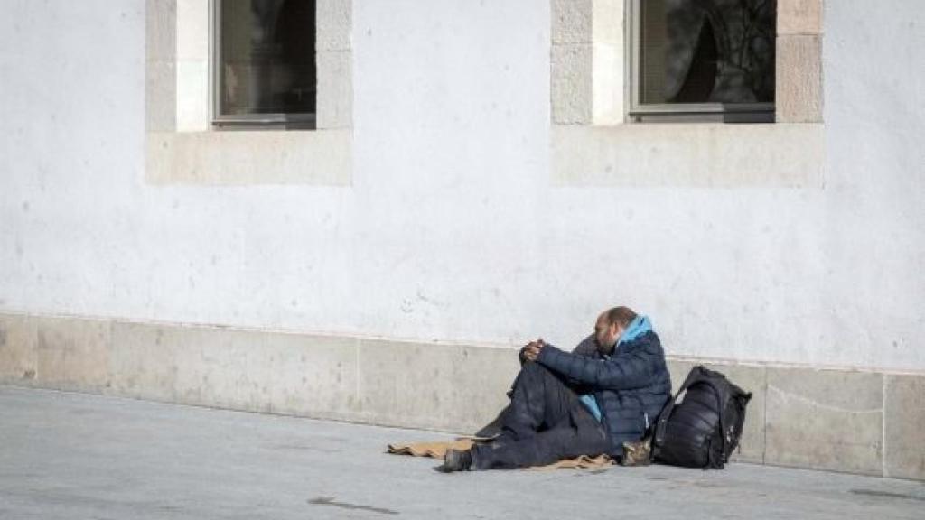 Un sintecho en el Raval / ÁLVARO VENTURA