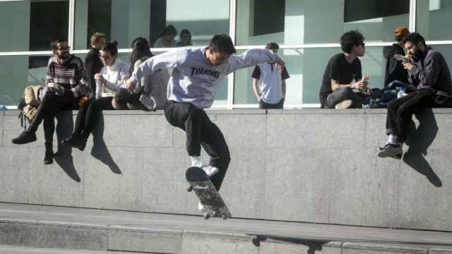 Grupo de ‘skaters’ patinando en la plaza dels Àngels, delante del MACBA, en el Raval