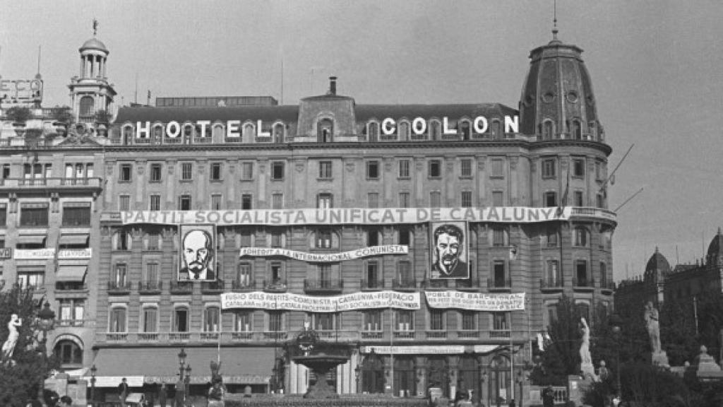 L'Hotel Colón, en la Guerra Civil, convertit en seu del PSUC, amb fotos de Lenin i Stalin / BARCELOFÍLIA