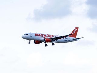 Avión de Easy Jet llegando al Aeropuerto de Barcelona-El Prat / ÁLVARO VENTURA