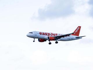 Avión de Easy Jet llegando al Aeropuerto de Barcelona-El Prat / ÁLVARO VENTURA