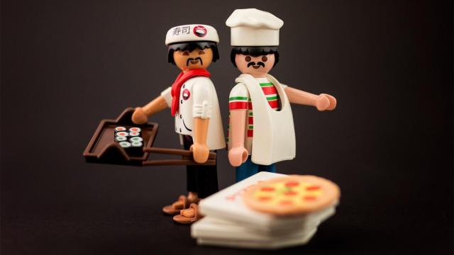 Dos figuritas de Playmobil en una imagen de archivo