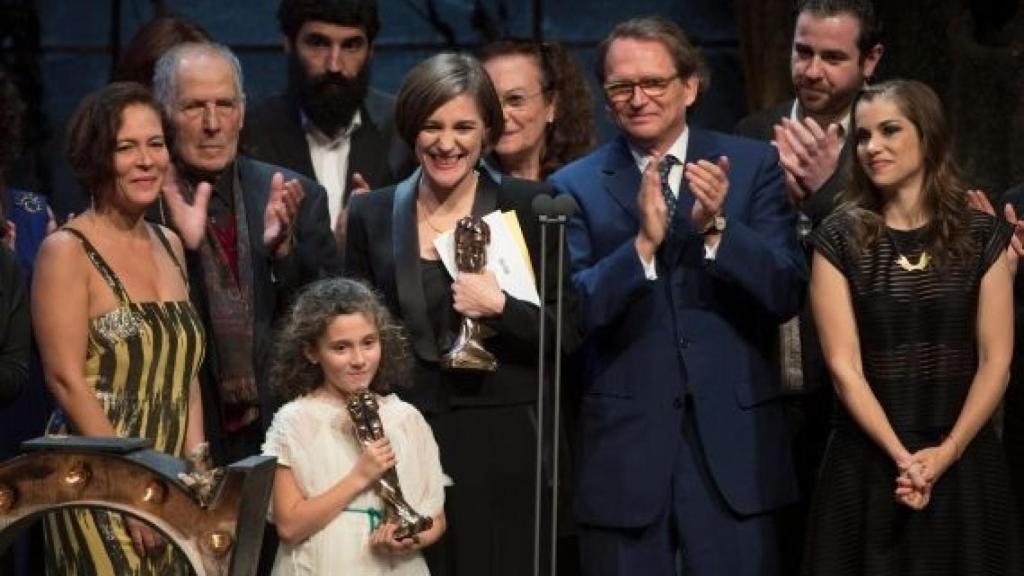 La directora Carla Simón con el equipo de 'Estiu 1993' recogiendo el premio a Mejor Película / EFE 