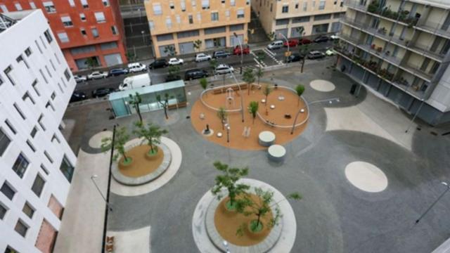 Plaza del Eucaliptus. A la izquierda, el Casal de Torre Baró / AJUNTAMENT DE BCN