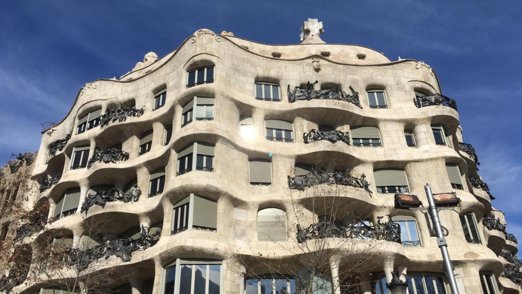 Una imagen de la fachada de La Pedrera en Paseo de Gràcia