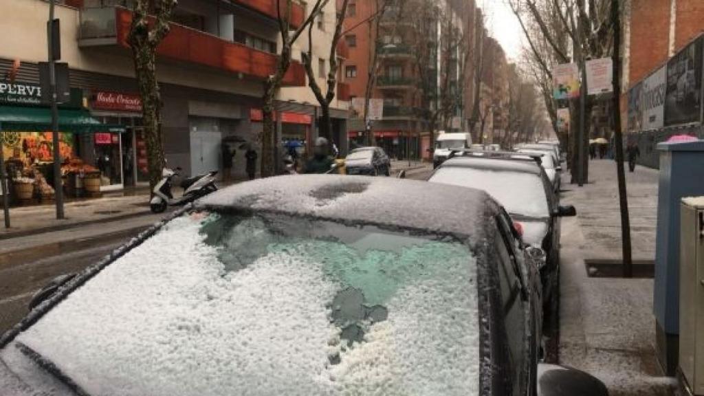 Molts parabrises de cotxes mostraven els efectes de la neu o el granís / A.A.