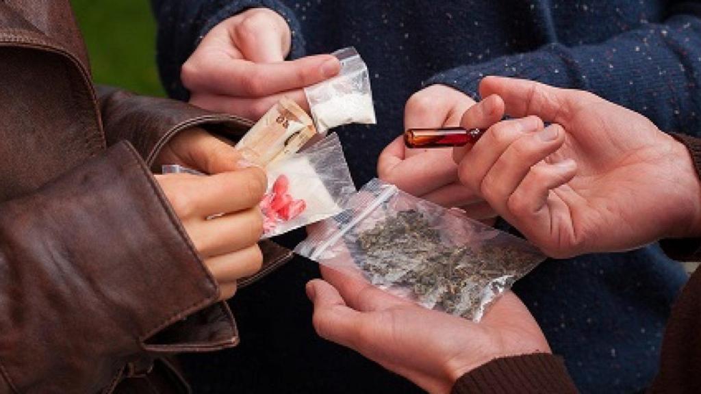 Joves mostrant droga de tot tipus / ARXIU