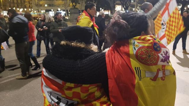 Partidarios de Tabarnia, durante la acampada de la plaza de Catalunya, donde también hay independentistas