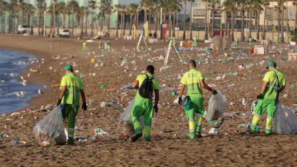 Recogida de residuos en las playas de Barcelona