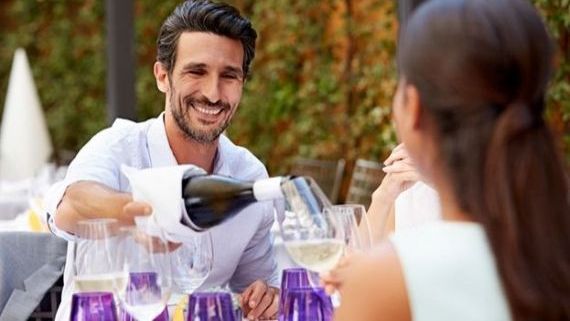 Pareja disfrutando de una cena en El Café del Gallery