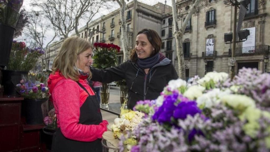 Itziar González saluda a una florista de La Rambla / ÁLVARO VENTURA