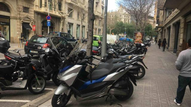 Las plazas de parking en la calzada son claramente insuficientes en Barcelona / CR