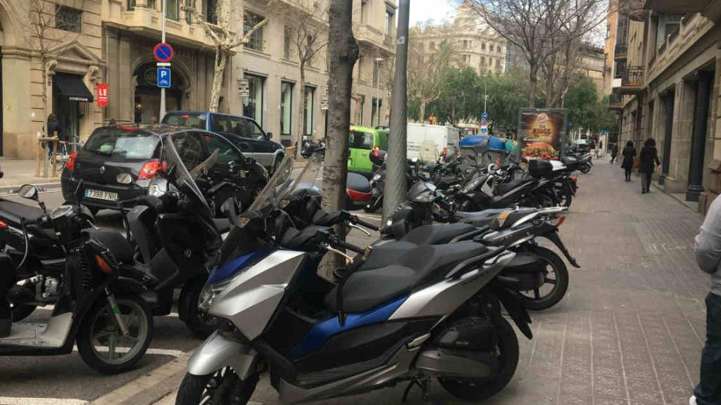 Motos aparcadas en una imagen de archivo