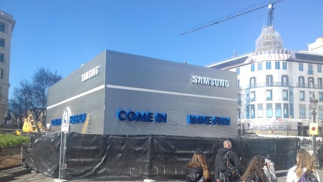 La construcción de Samsung en la plaza de Catalunya costará a la empresa casi 100.000 euros / JORDI SUBIRANA