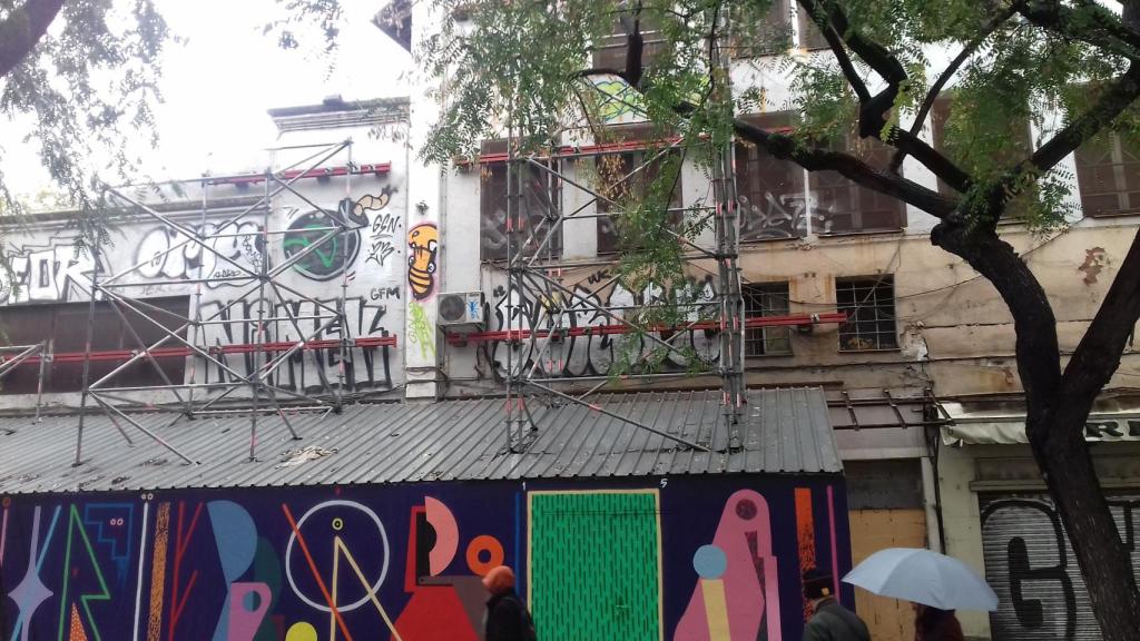 El teatre Arnau del Paral·lel, totalment abandonat i apuntalat, serà rehabilitat / JORDI SUBIRANA