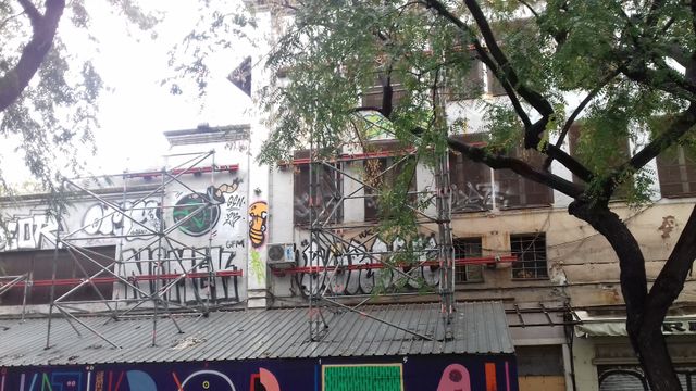 El teatro Arnau del Paral·lel, totalmente abandonado y apuntalado, será rehabilitado / JORDI SUBIRANA
