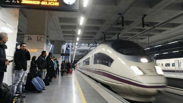 Un tren AVE en la estación de Sants, donde la madrugada del lunes se halló un cadáver bajo un convoy