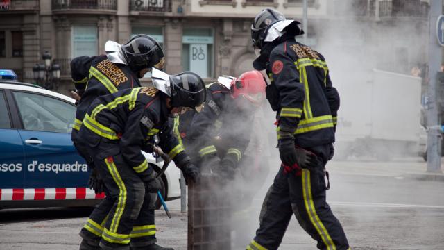 Bomberos trabajando en la calle en Barcelona