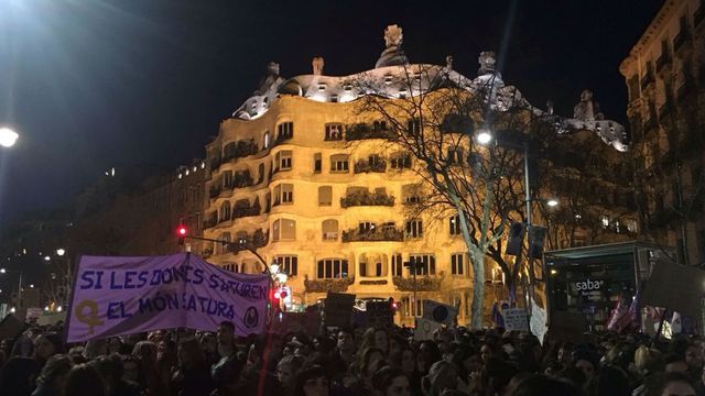 Manifestantes en el paseo de Gracia el pasado 8 de marzo durante el Día Internacional de la Mujer / AROA ORTEGA
