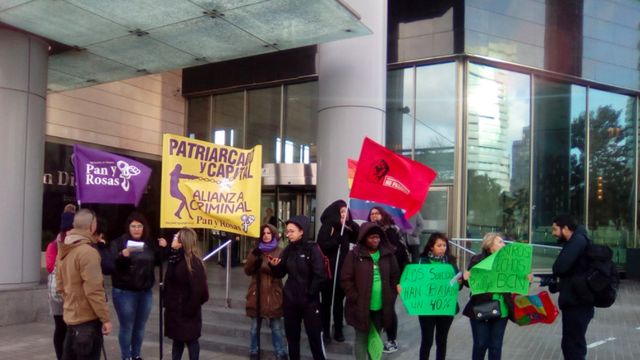 Las Kellys en la puerta del hotel Hilton a primera hora de la mañana / @LasKellysBCN