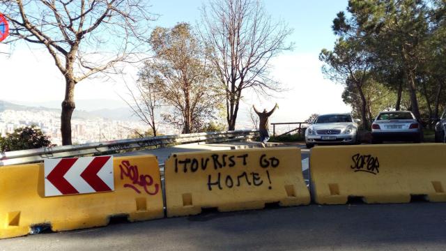 'Tourist go home' en el Carmel / HUGO FERNÁNDEZ