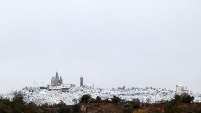 La montaña del Tibidabo ha amanecido cubierta por un manto blanco / HUGO FERNÁNDEZ