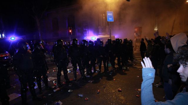 Agentes de los Mossos durante una concentración de manifestantes independentistas, que el 21D quieren cerrar los centros comerciales.