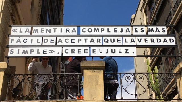 Miembros del equipo de Malpaso (José Monfort, a la izquierda) posan en la terraza donde semanalmente se colocan frases que hacen pensar, en plena Gran Via barcelonesa / MIKI