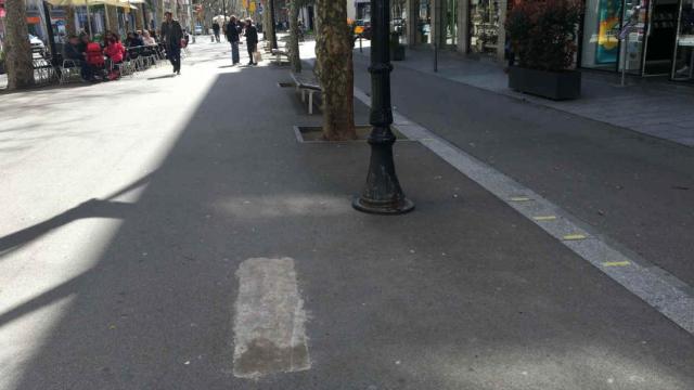 Hueco tapado en la rambla del Poblenou tras el robo de las placas / CR