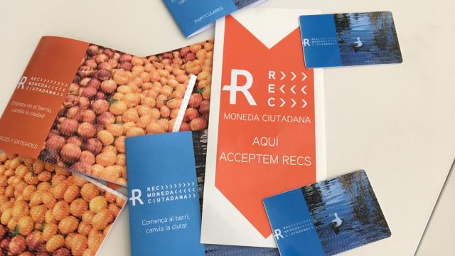 Folletos promocionales, distintivos y tarjetas del rec,  la moneda virtual del Eix Besòs que empezará a circular el próximo mes de mayo / XAVIER ADELL