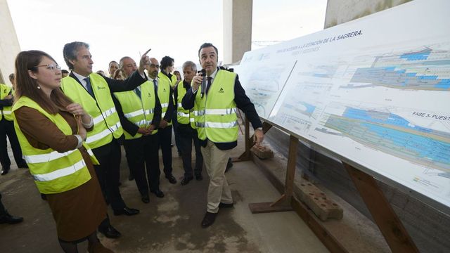 El ministro de Fomento, Íñigo de la Serna, y la teniente de alcalde de Barcelona, Janet Sanz, durante su visita a La Sagrera / EFE