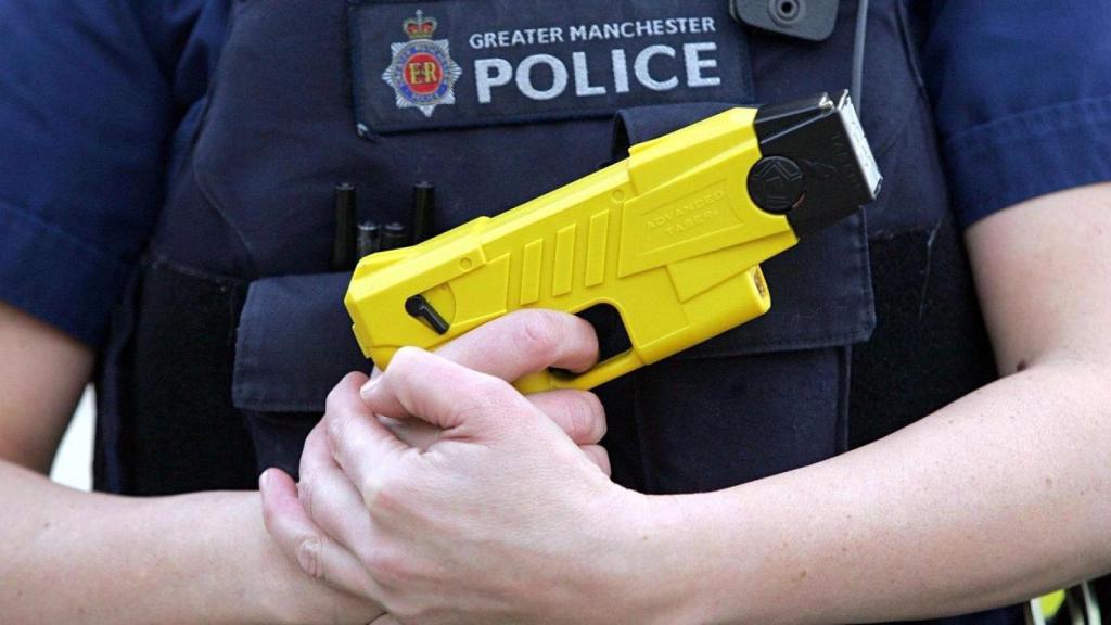 La falta de govern de la Generalitat ha endarrerit l'ús de les pistoles Taser per part dels Mossos a BCN / Agències