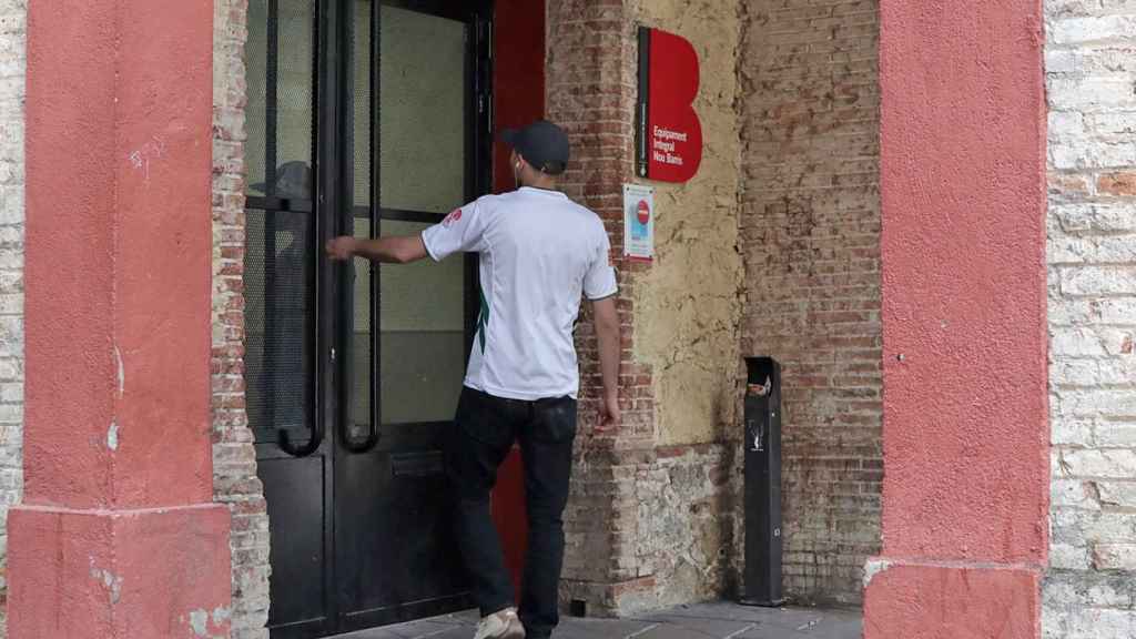 Una persona entra en l'alberg de Nou Barris