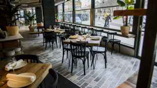 Interior del restaurante Fismuler de Barcelona, ganador de los Premis Restauració de 2022 por su calidad gastronómica / FISMULER