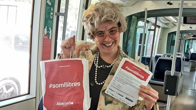 La señora Trama regala libros en el Tram