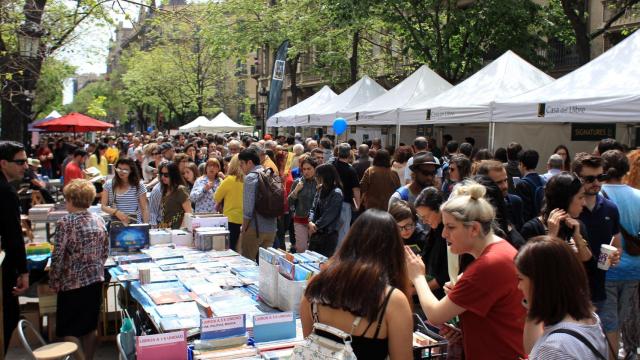 Rambla Catalunya durante la Diada de Sant Jordi