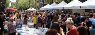 Rambla Catalunya durante la Diada de Sant Jordi | HUGO FERNÁNDEZ