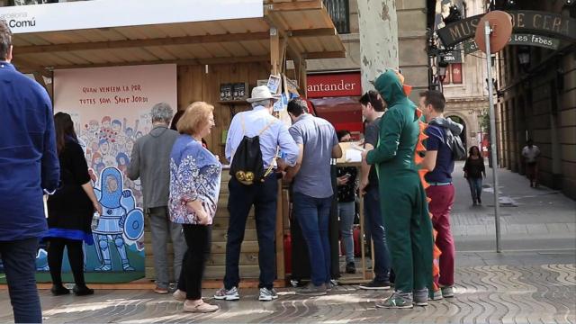 El 'dragón' de los 'comuns' que repartía los puntos de libros con la nueva leyenda de Sant Jordi, con dragones convertidos en buitres y 'lobbies' / HUGO FERNÁNDEZ