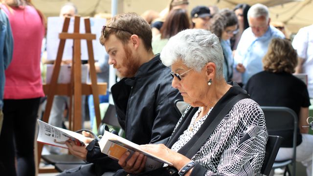 Una señora y un hombre leyendo libros en Sant Jordi | HUGO FERNÁNDEZ