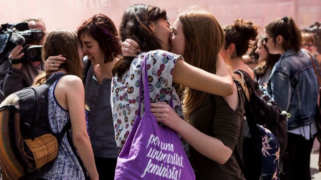 Mujeres besándose en plaza Universitat / EFE - QUIQUE GARCÍA