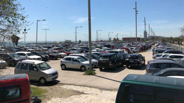 El parking, sin urbanizar, ocupa el espacio por el que deben transitar los peatones