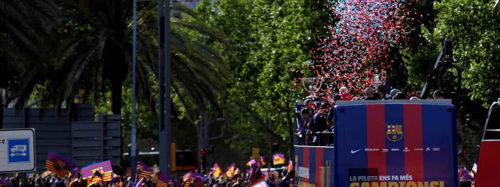 Guerra de confeti a la rua de campions del FCBarcelona el 2025 / EFE / ALBERTO ESTÉVEZ