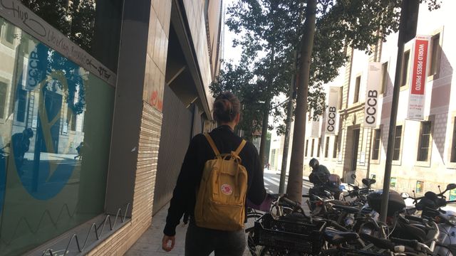 Una joven paseando con la mochila Kanken por Barcelona | P.B.